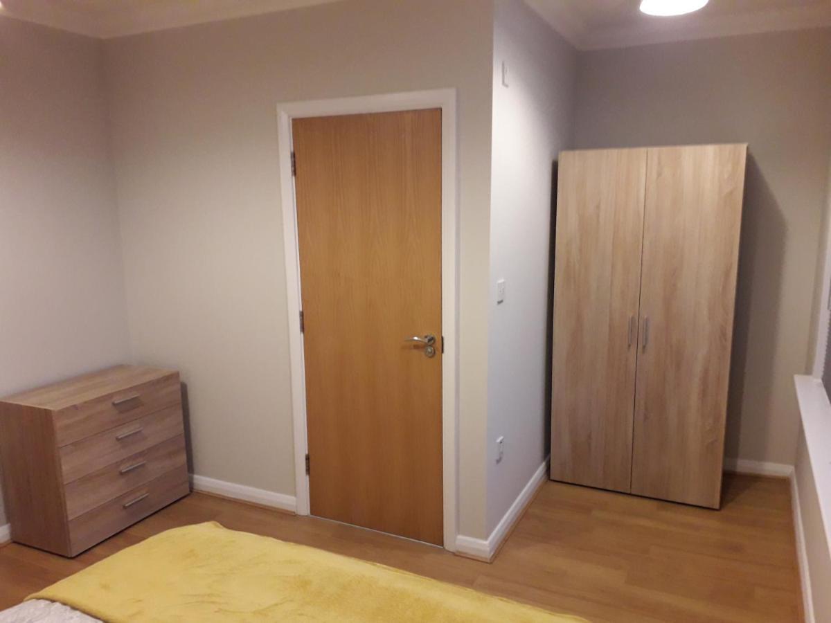 Luxury And Stylish 2 Bedroom Apartment With En-Suite Лутън Екстериор снимка